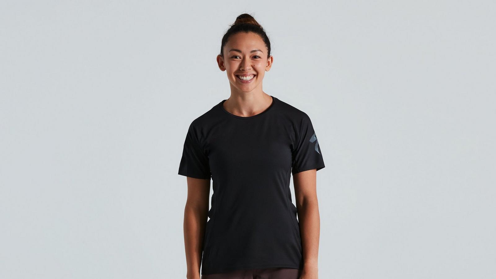 64021-010_APP_TRAIL-AIR-JERSEY-SS-WMN-BLK-M_HERO.jpg