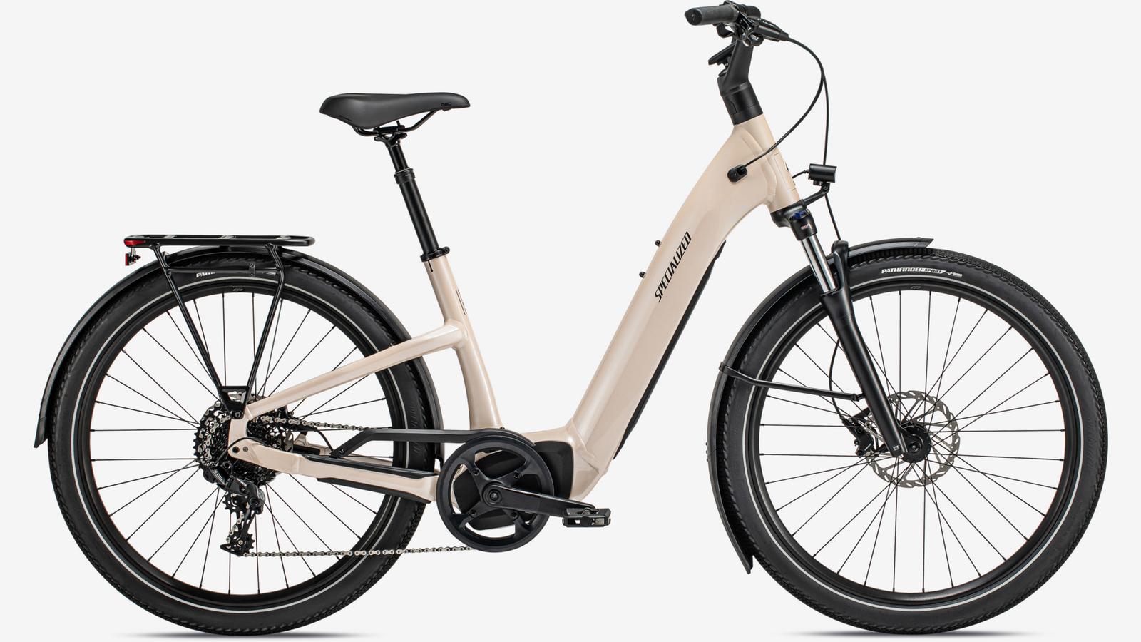 https://assets.specialized.com/i/specialized/90422-530_COMO-4.0-UL-SND-BLKREFL_HERO-PDP?bg=rgb(245,245,245)&w=1600&h=900&fmt=auto
